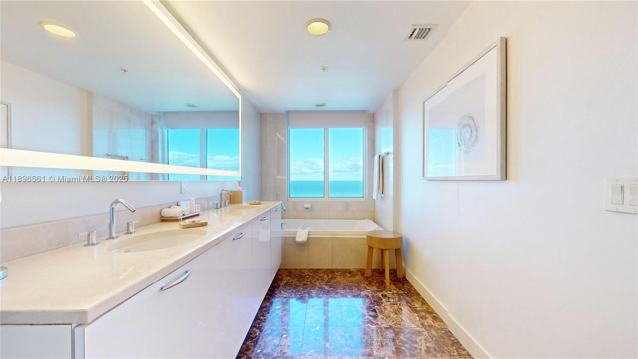 For Sale: $450,000 (1 beds, 2 baths, 1028 Square Feet)