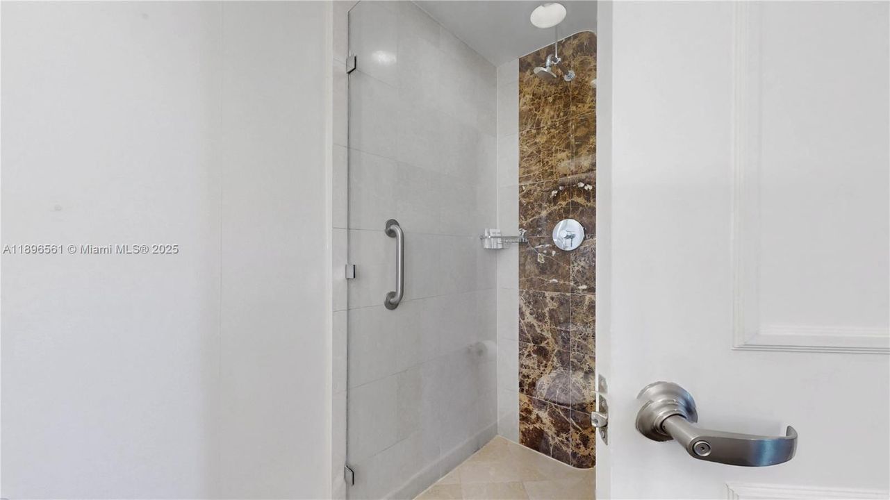 For Sale: $450,000 (1 beds, 2 baths, 1028 Square Feet)