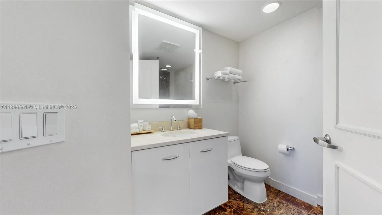 For Sale: $450,000 (1 beds, 2 baths, 1028 Square Feet)