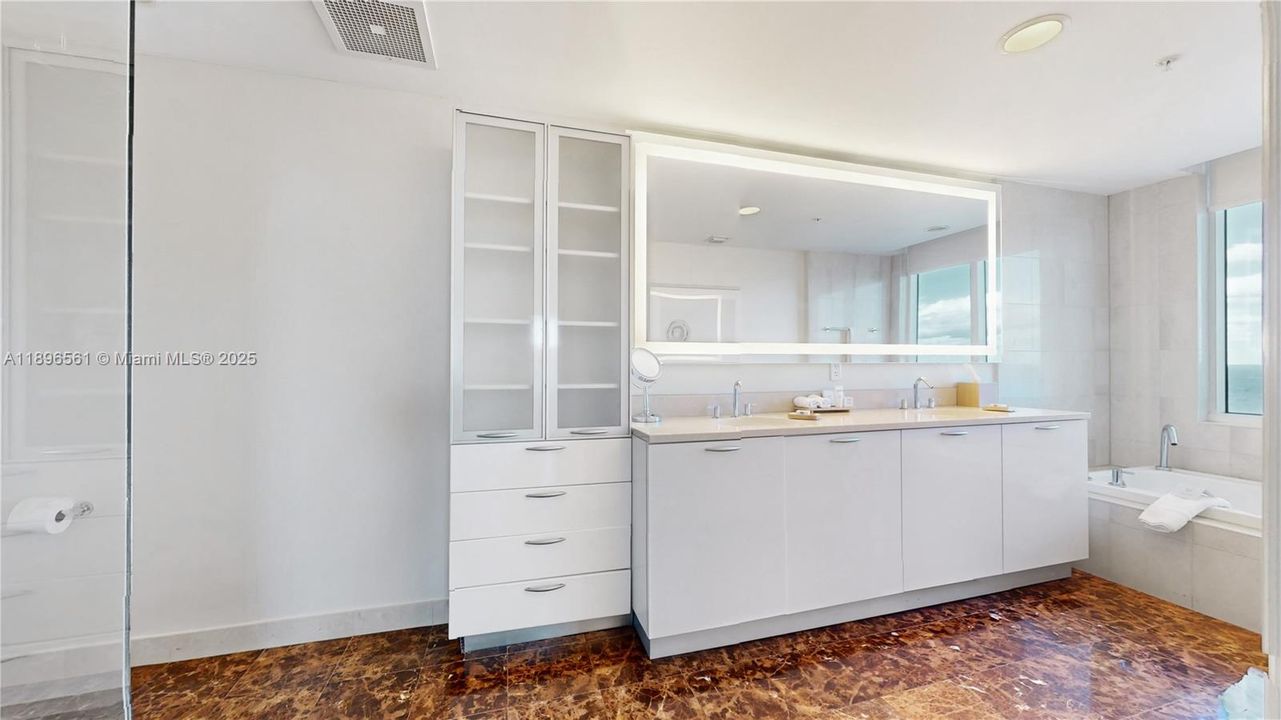 For Sale: $450,000 (1 beds, 2 baths, 1028 Square Feet)