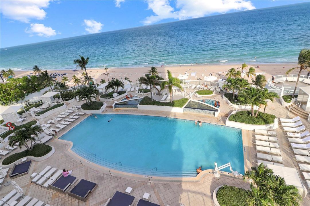 For Sale: $450,000 (1 beds, 2 baths, 1028 Square Feet)