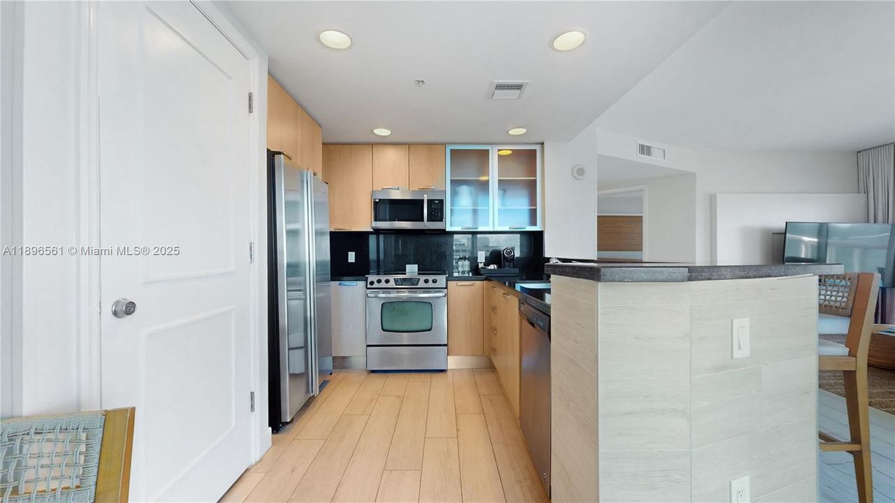 For Sale: $450,000 (1 beds, 2 baths, 1028 Square Feet)