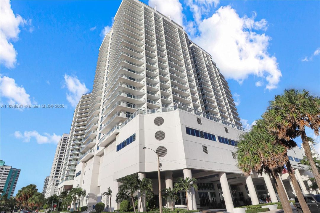 For Sale: $450,000 (1 beds, 2 baths, 1028 Square Feet)
