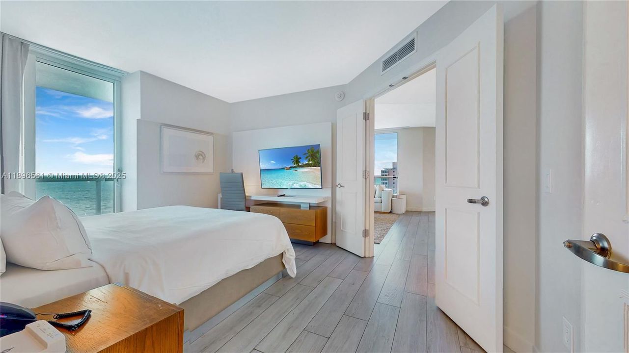 For Sale: $450,000 (1 beds, 2 baths, 1028 Square Feet)