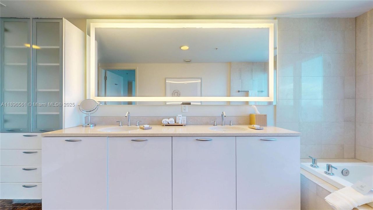 For Sale: $450,000 (1 beds, 2 baths, 1028 Square Feet)