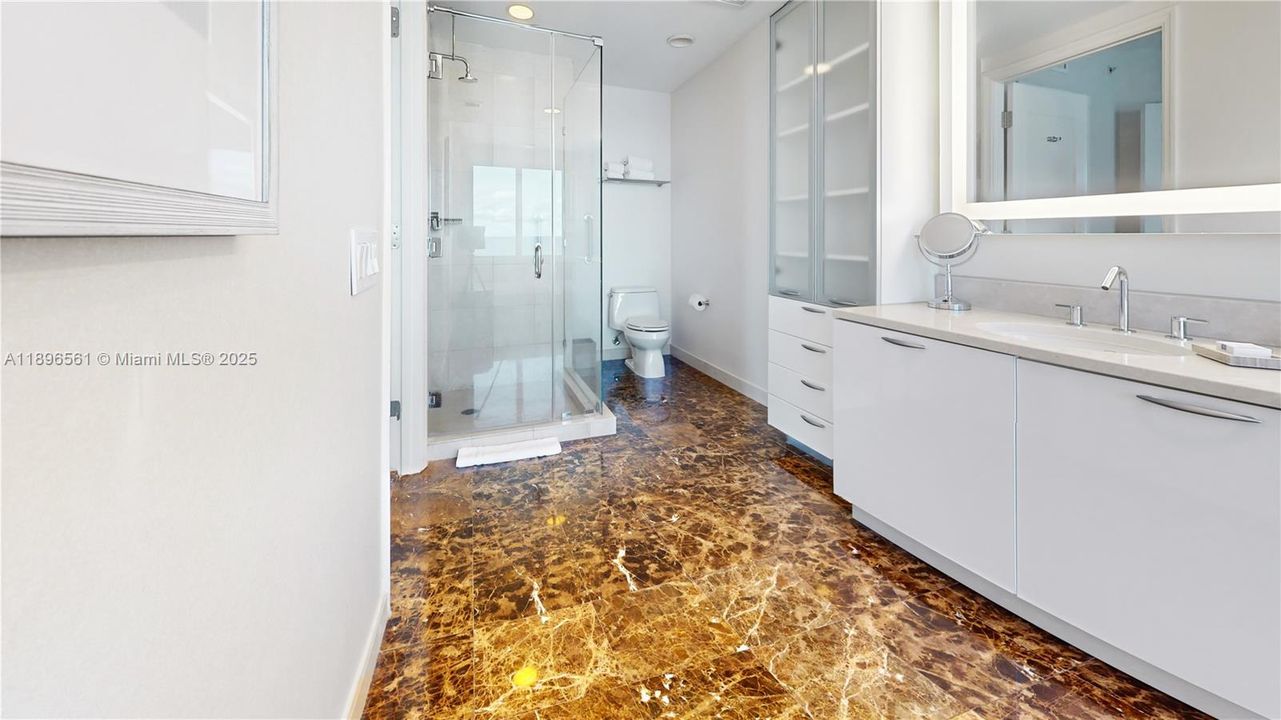 For Sale: $450,000 (1 beds, 2 baths, 1028 Square Feet)