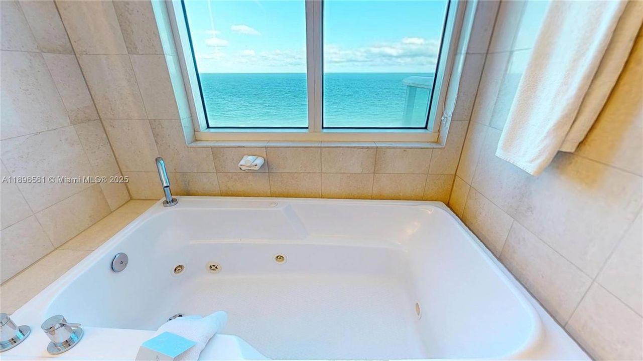 For Sale: $450,000 (1 beds, 2 baths, 1028 Square Feet)