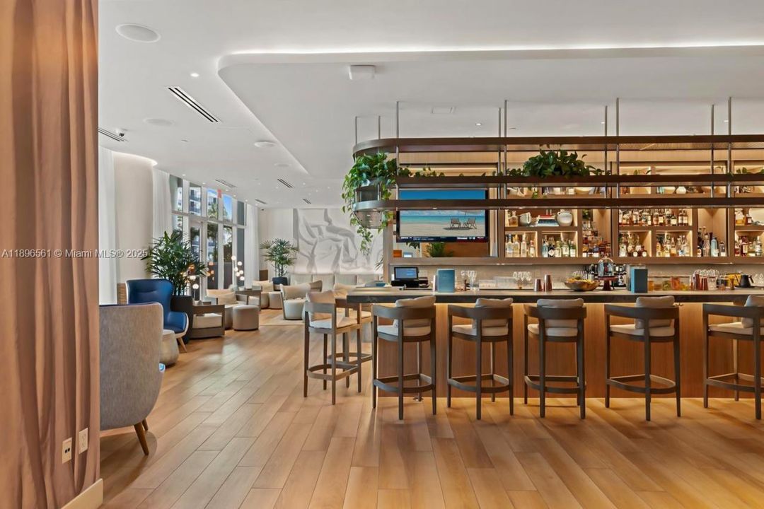 For Sale: $450,000 (1 beds, 2 baths, 1028 Square Feet)