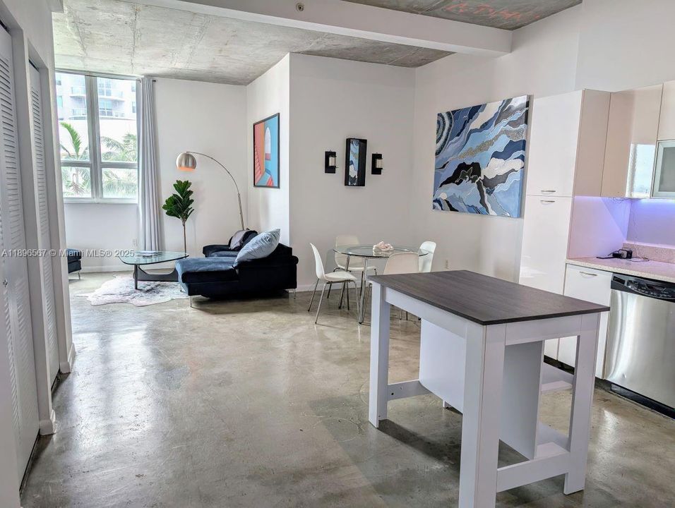 待售: $369,000 (1 贝兹, 1 浴室, 784 平方英尺)