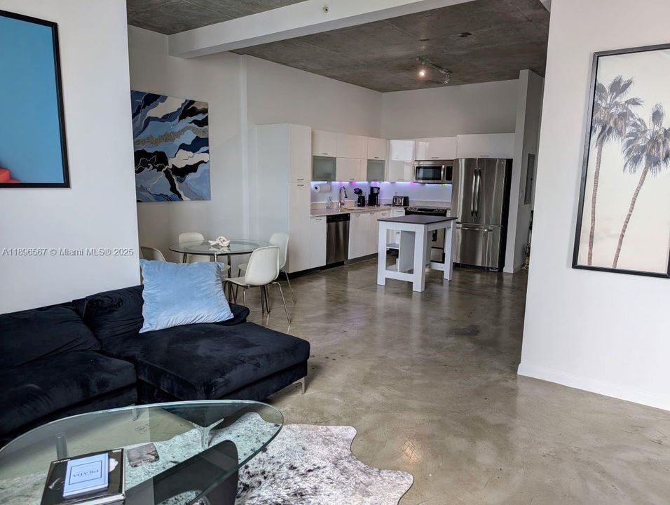 待售: $369,000 (1 贝兹, 1 浴室, 784 平方英尺)