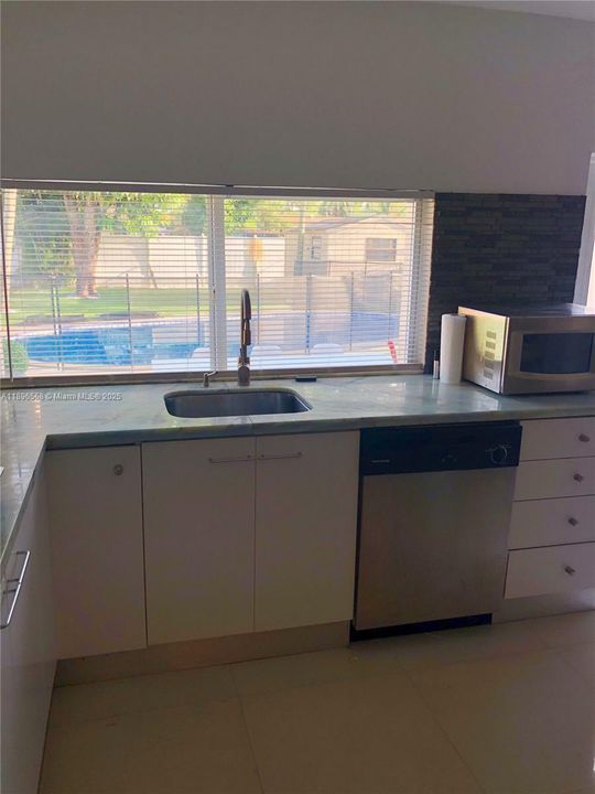 Activo con contrato: $4,400 (3 camas, 2 baños, 1480 Pies cuadrados)