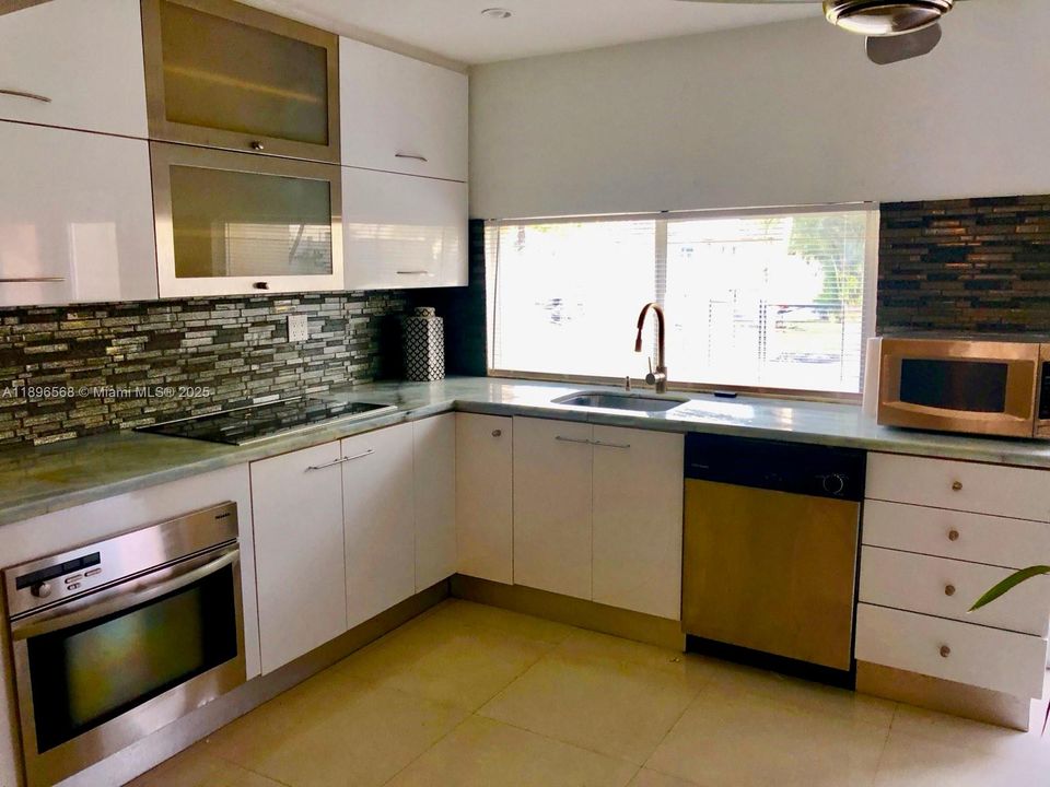 Activo con contrato: $4,400 (3 camas, 2 baños, 1480 Pies cuadrados)