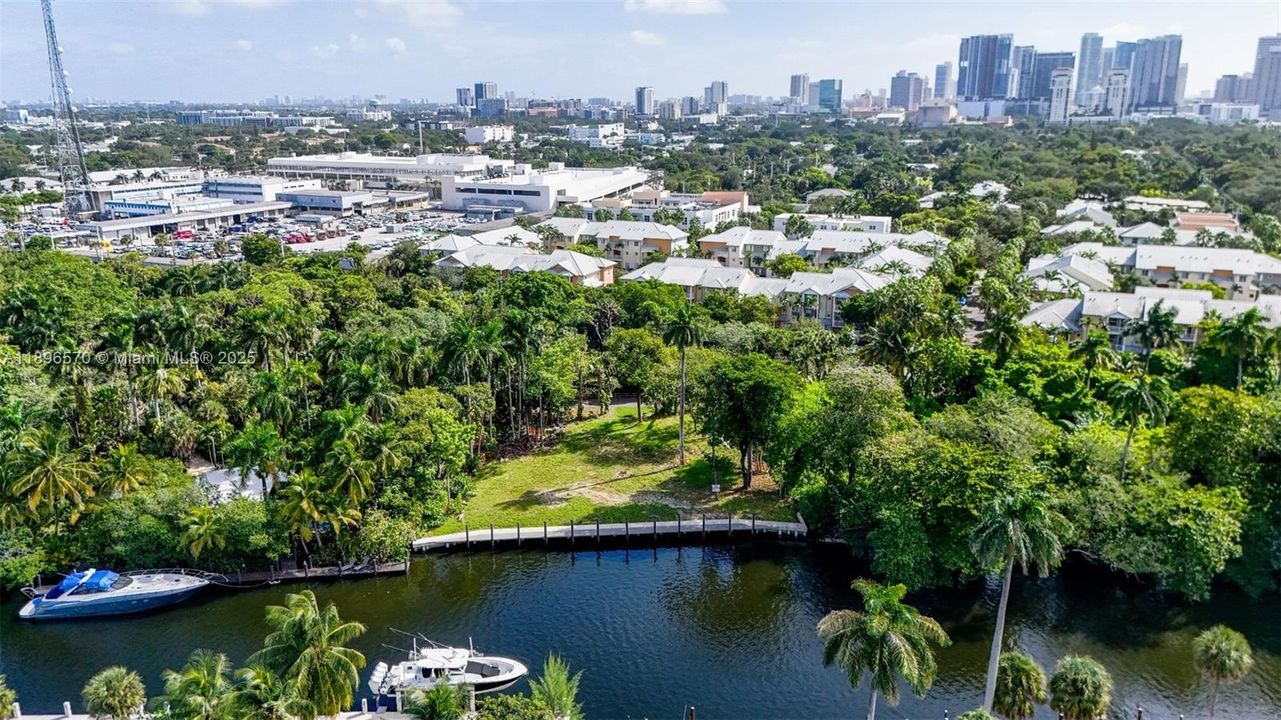 Под контрактом: $3,300 (3 спален, 2 ванн, 1977 Квадратных фут)