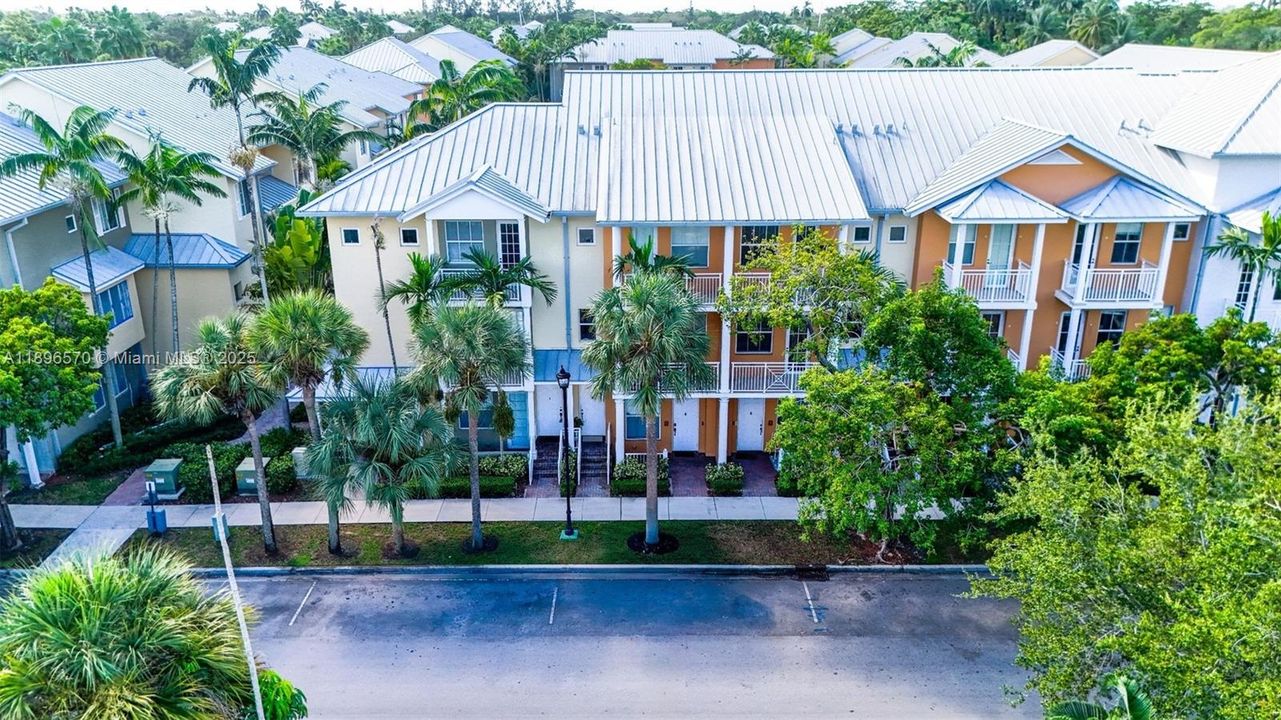 Под контрактом: $3,300 (3 спален, 2 ванн, 1977 Квадратных фут)