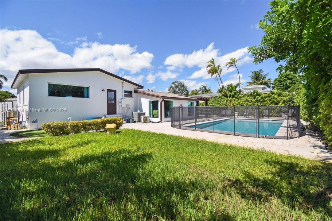 For Sale: $849,700 (3 beds, 2 baths, 1175 Square Feet)