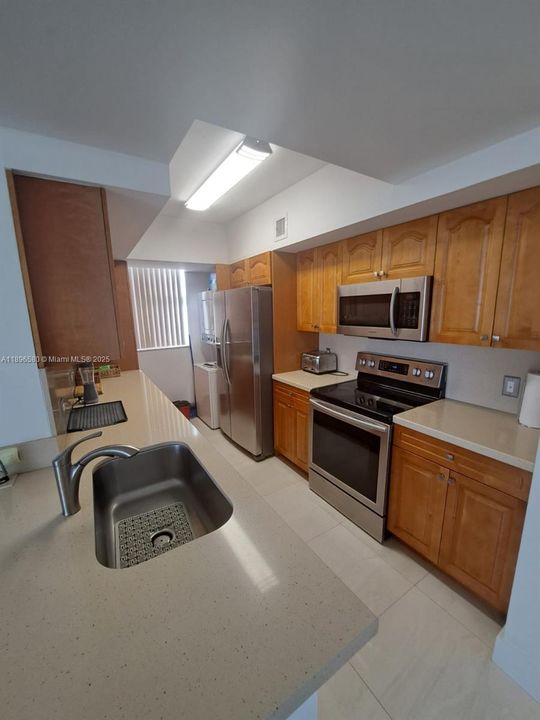 合同活跃: $420,000 (2 贝兹, 2 浴室, 979 平方英尺)