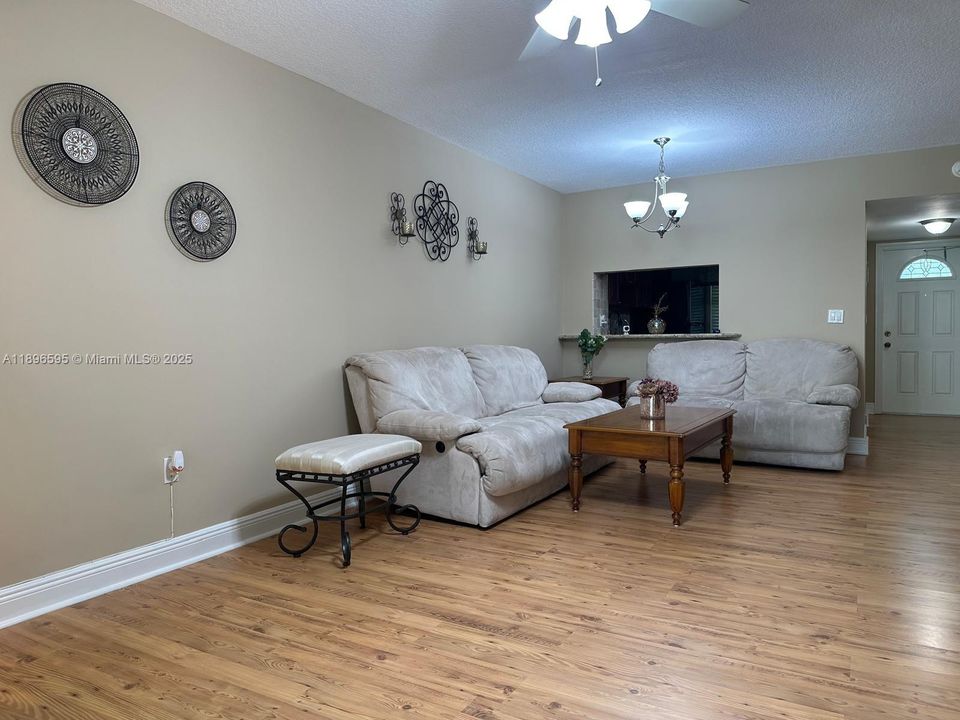 En Venta: $169,900 (2 camas, 2 baños, 950 Pies cuadrados)