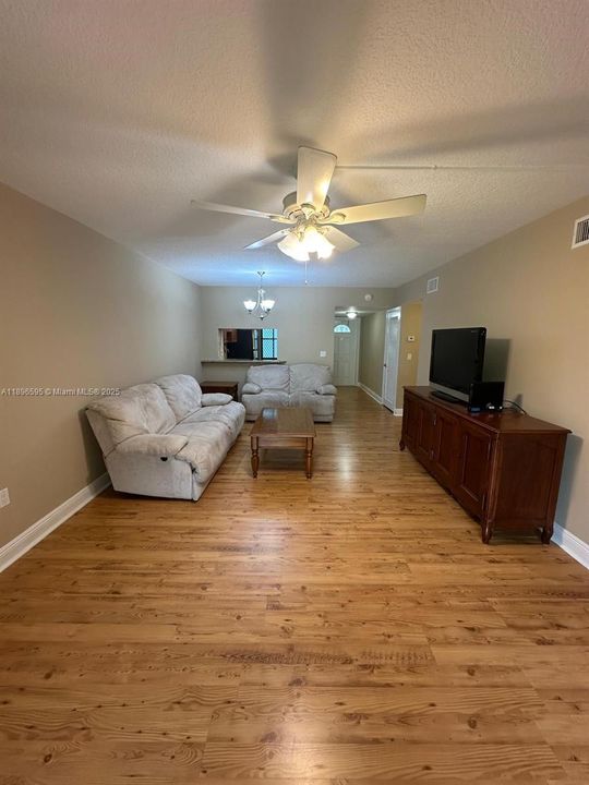 En Venta: $169,900 (2 camas, 2 baños, 950 Pies cuadrados)