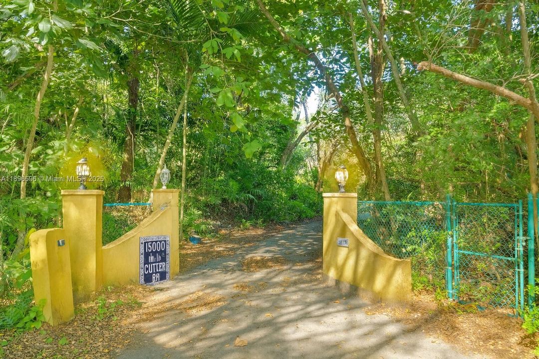 For Sale: $2,300,000 (4 beds, 4 baths, 3049 Square Feet)