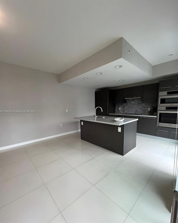 Под контрактом: $2,350 (1 спален, 1 ванн, 792 Квадратных фут)