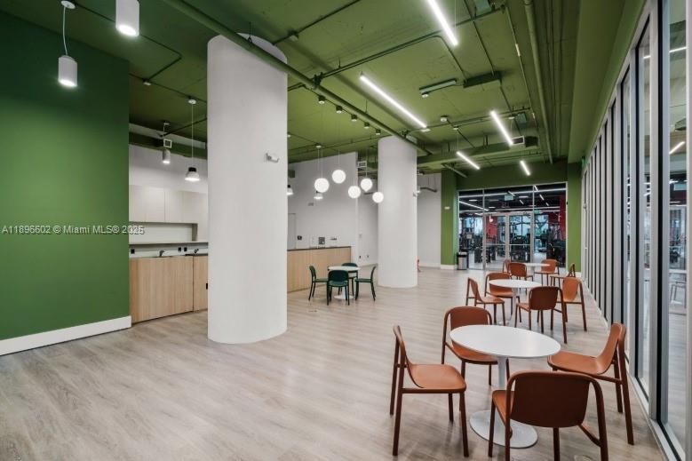 Под контрактом: $2,350 (1 спален, 1 ванн, 792 Квадратных фут)