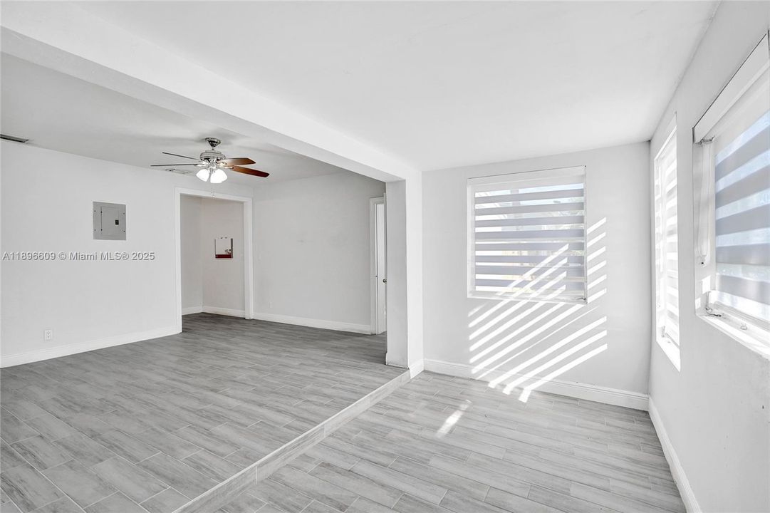 Недавно продано: $375,000 (3 спален, 2 ванн, 1065 Квадратных фут)