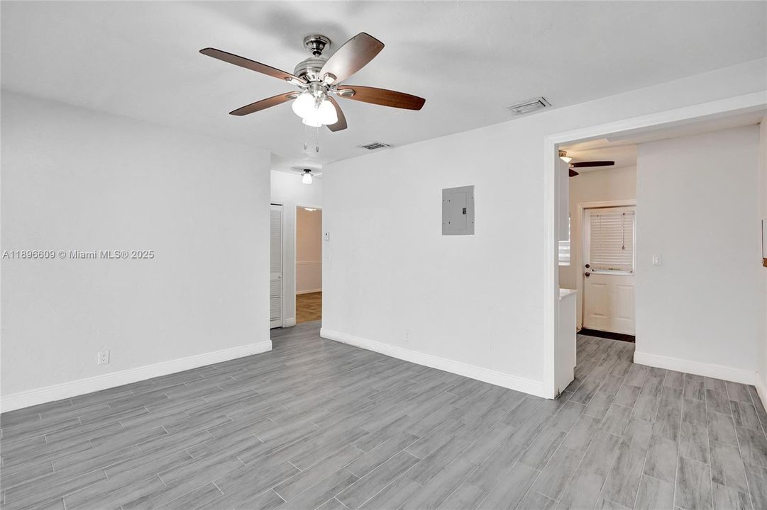 Недавно продано: $375,000 (3 спален, 2 ванн, 1065 Квадратных фут)