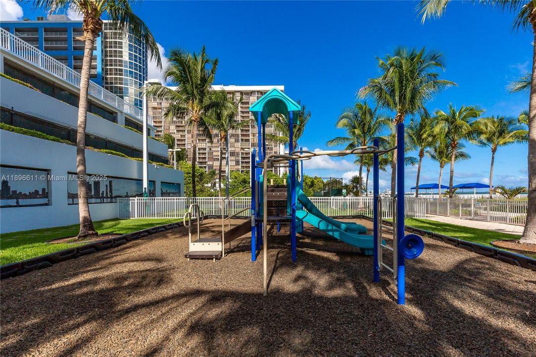 For Sale: $544,900 (1 beds, 1 baths, 791 Square Feet)