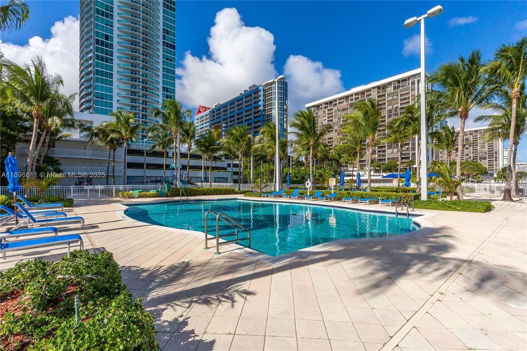 For Sale: $544,900 (1 beds, 1 baths, 791 Square Feet)