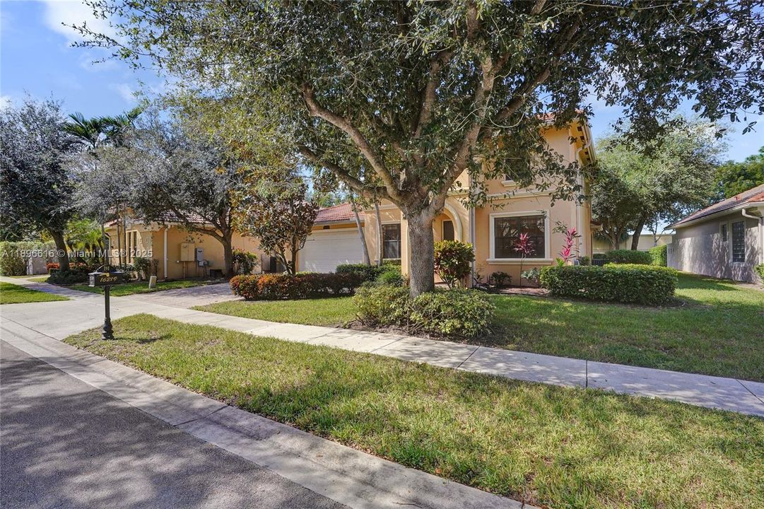 Active With Contract: $839,800 (4 beds, 3 baths, 2580 Square Feet)