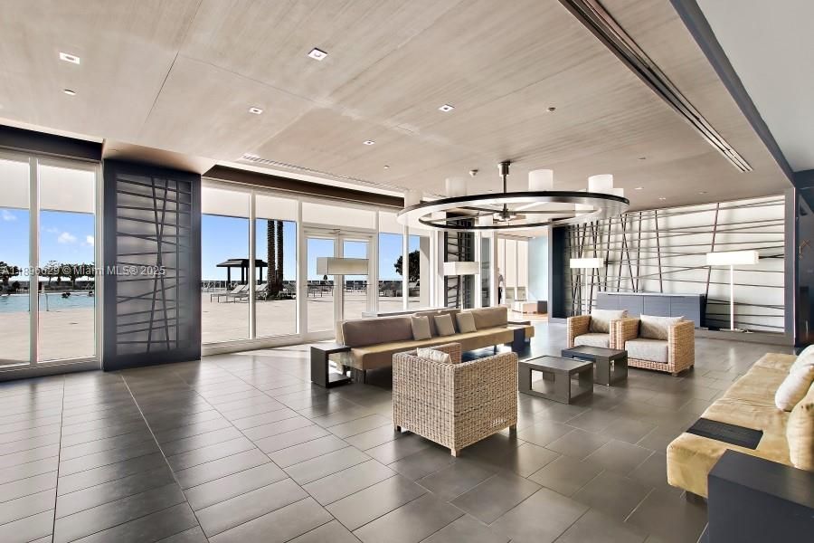 出租: $6,500 (3 贝兹, 3 浴室, 1571 平方英尺)