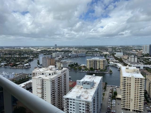 出租: $6,500 (3 贝兹, 3 浴室, 1571 平方英尺)