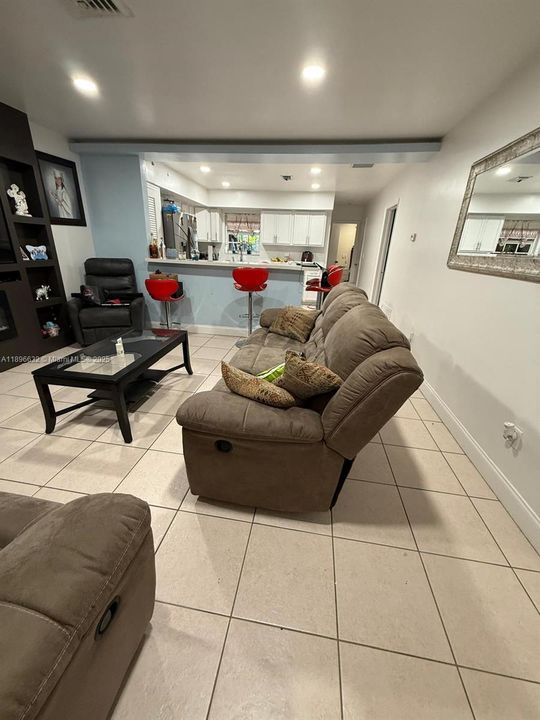 En Venta: $470,000 (4 camas, 2 baños, 1346 Pies cuadrados)