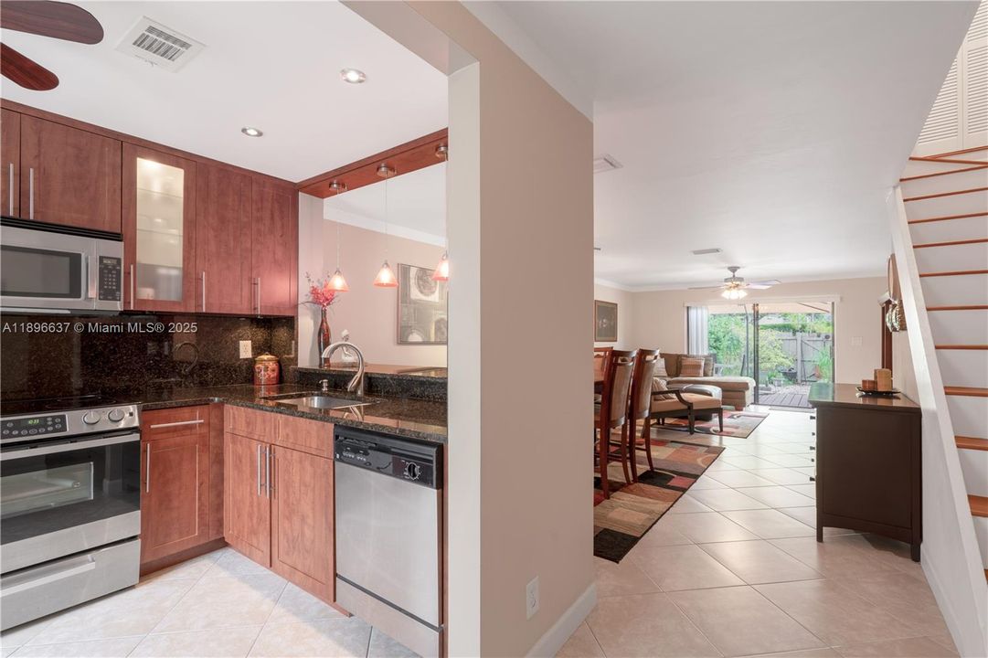 For Rent: $2,500 (2 beds, 2 baths, 1098 Square Feet)