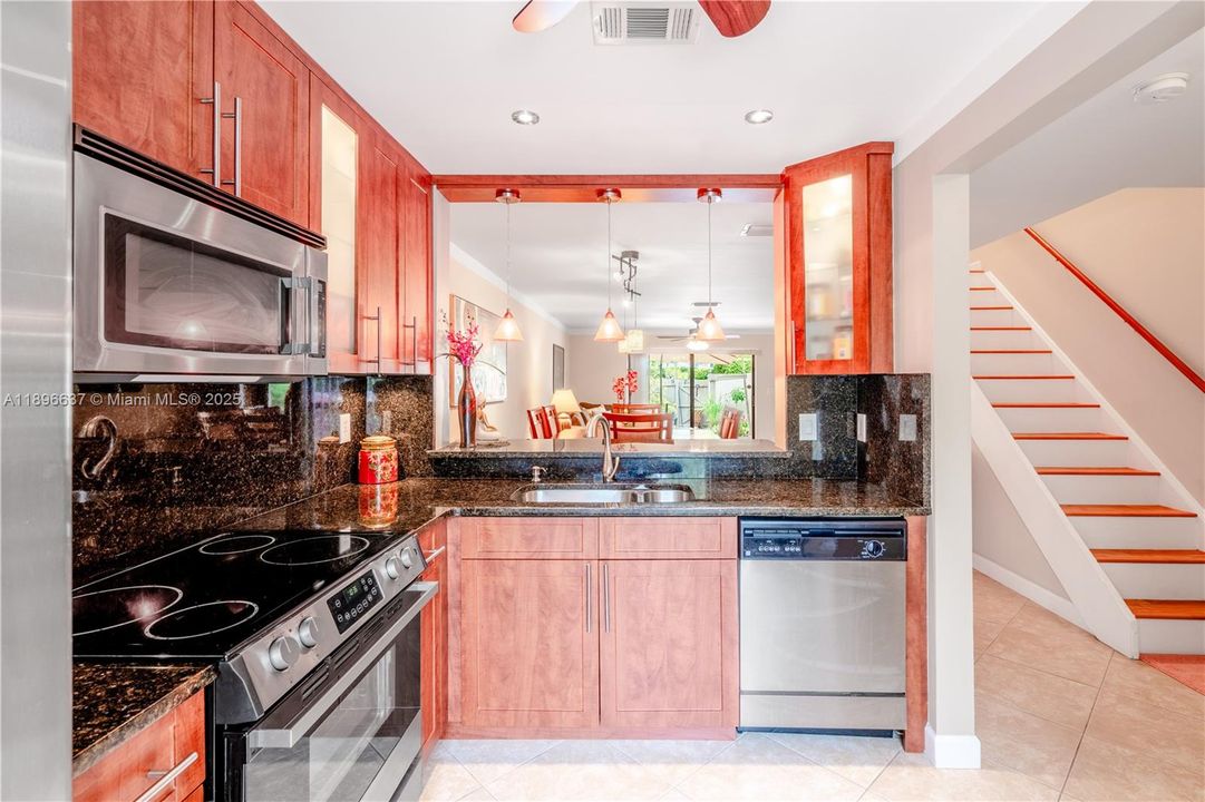 For Rent: $2,500 (2 beds, 2 baths, 1098 Square Feet)