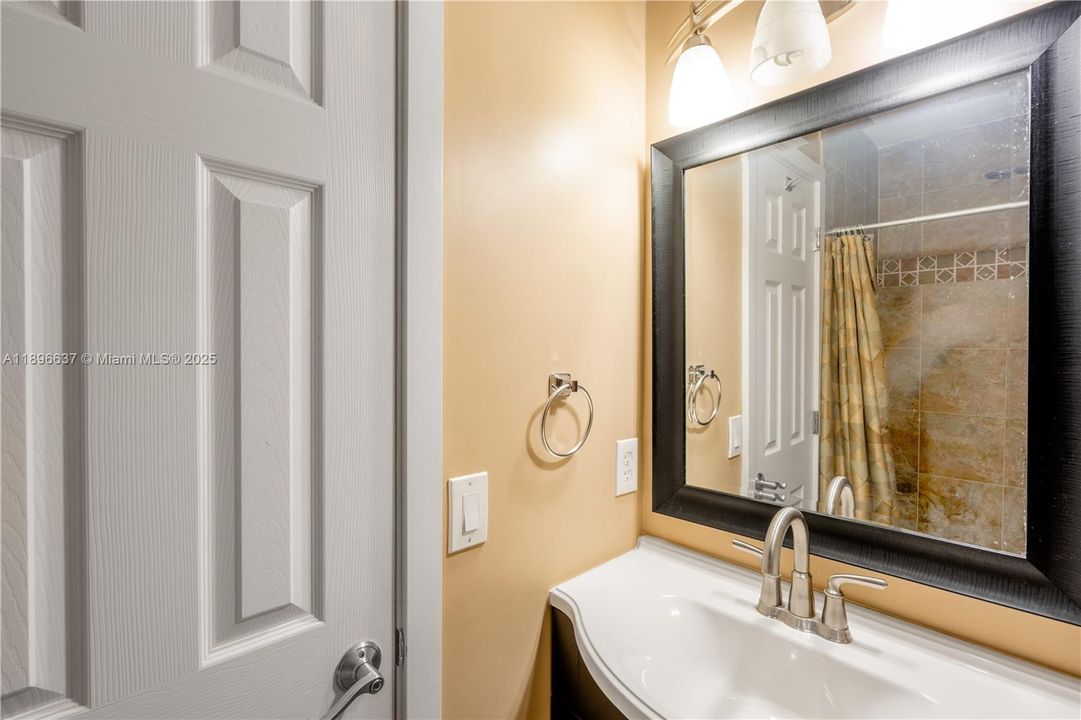 For Rent: $2,500 (2 beds, 2 baths, 1098 Square Feet)