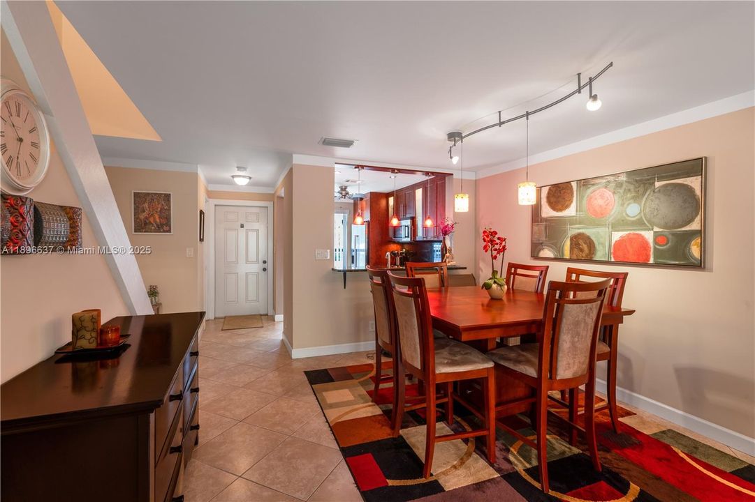 For Rent: $2,500 (2 beds, 2 baths, 1098 Square Feet)