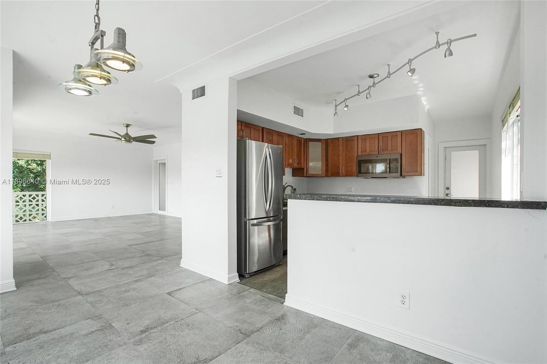 Под контрактом: $865,000 (2 спален, 2 ванн, 1300 Квадратных фут)