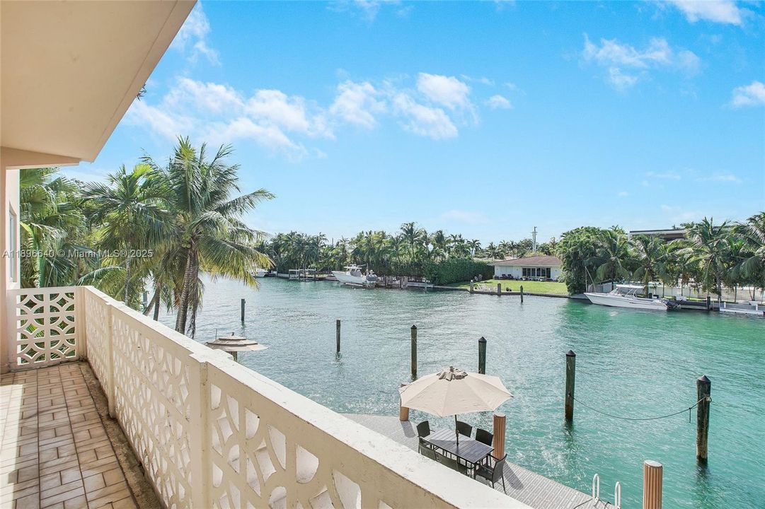 Под контрактом: $865,000 (2 спален, 2 ванн, 1300 Квадратных фут)