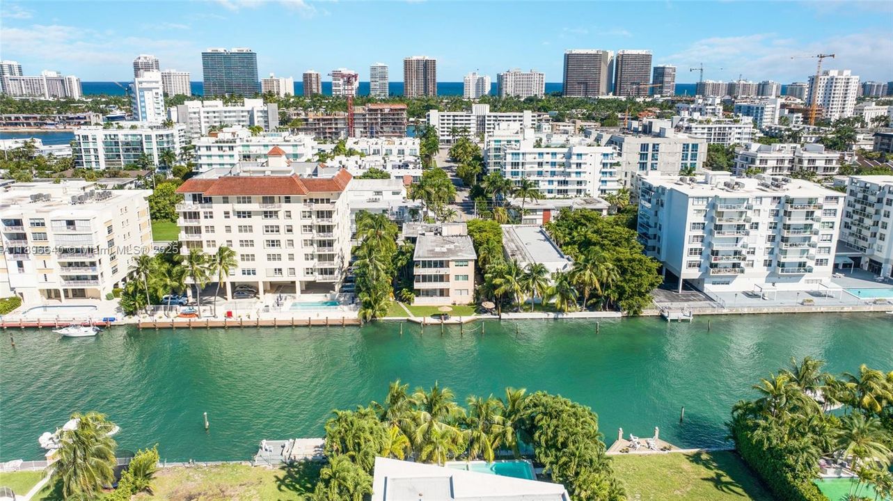 Под контрактом: $865,000 (2 спален, 2 ванн, 1300 Квадратных фут)