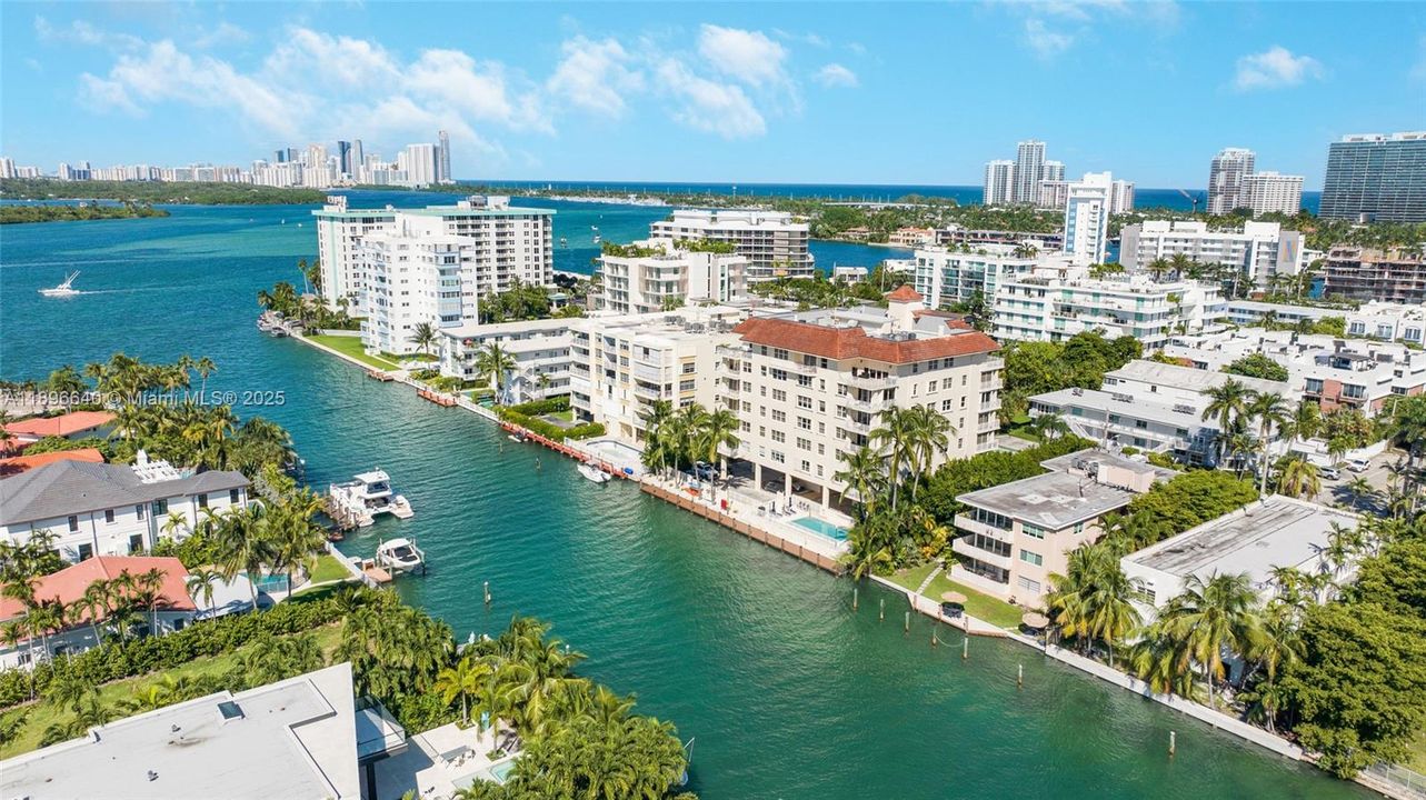 Под контрактом: $865,000 (2 спален, 2 ванн, 1300 Квадратных фут)