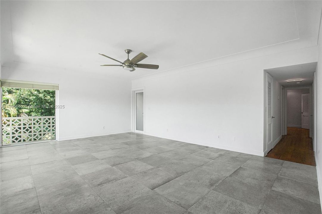 Под контрактом: $865,000 (2 спален, 2 ванн, 1300 Квадратных фут)