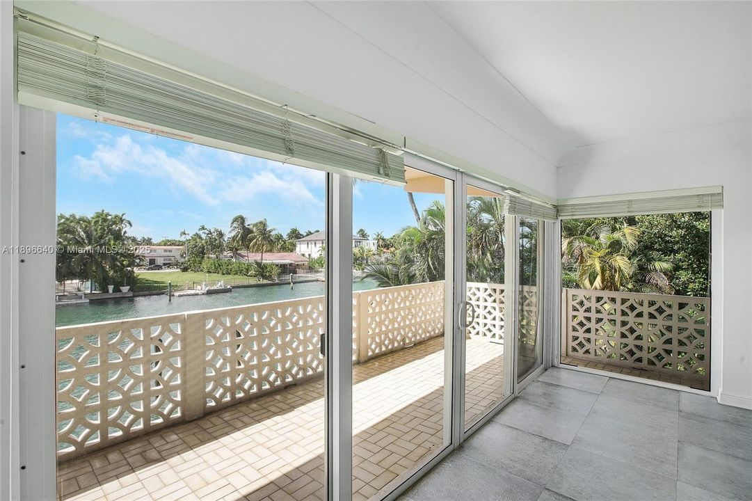 Под контрактом: $865,000 (2 спален, 2 ванн, 1300 Квадратных фут)