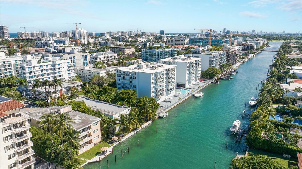 Под контрактом: $865,000 (2 спален, 2 ванн, 1300 Квадратных фут)