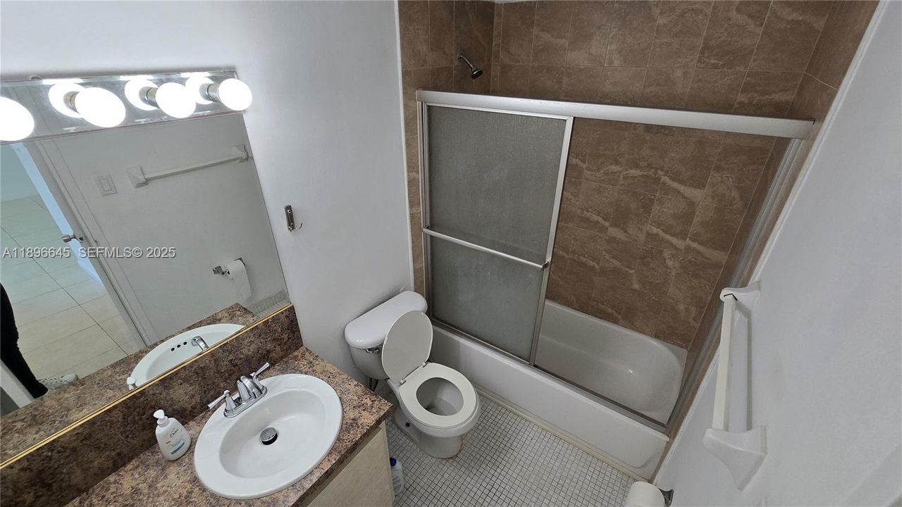 For Rent: $2,350 (0 beds, 1 baths, 776 Square Feet)