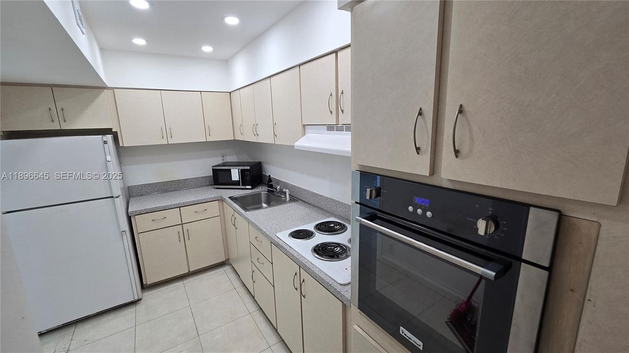 For Rent: $2,350 (0 beds, 1 baths, 776 Square Feet)