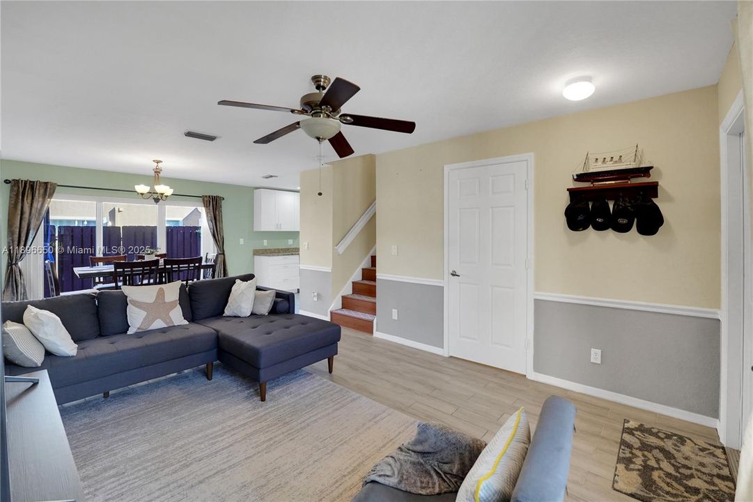 Recently Sold: $420,000 (3 beds, 2 baths, 1263 Square Feet)