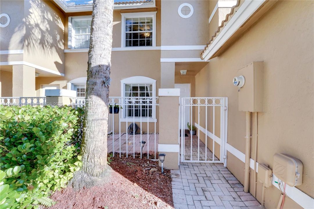 Recently Sold: $420,000 (3 beds, 2 baths, 1263 Square Feet)