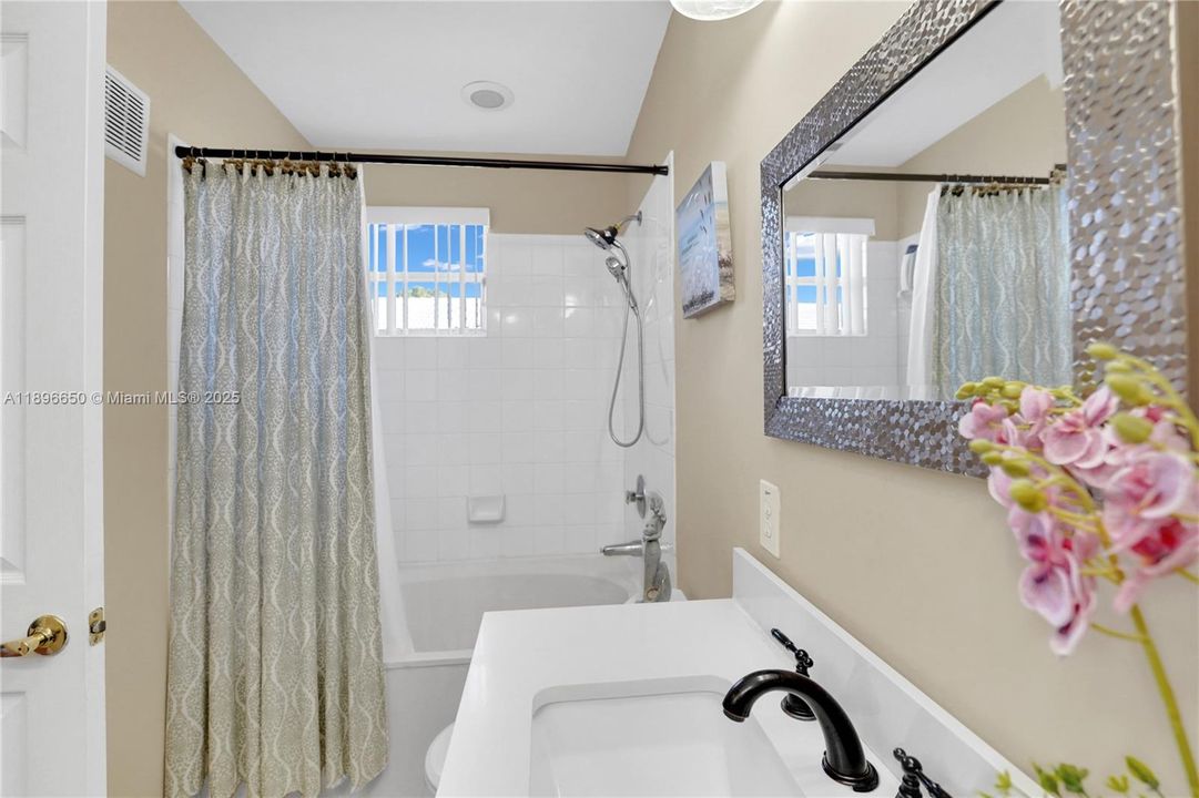 Recently Sold: $420,000 (3 beds, 2 baths, 1263 Square Feet)