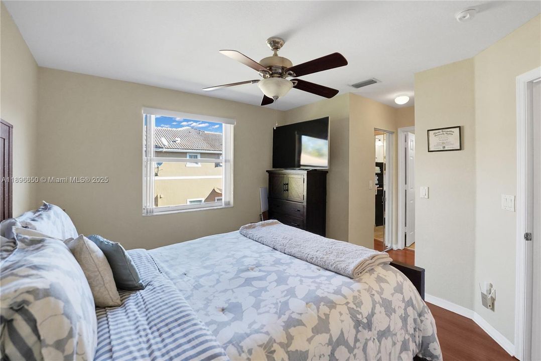 Recently Sold: $420,000 (3 beds, 2 baths, 1263 Square Feet)